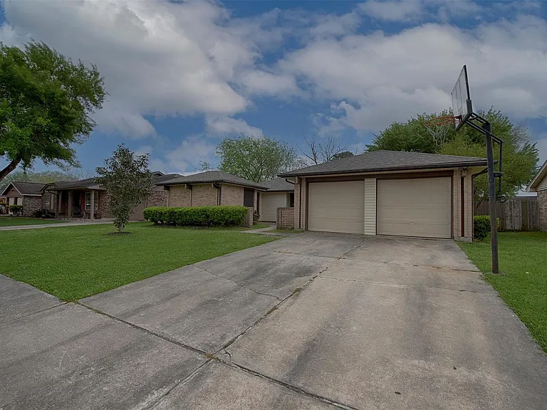 2513 Harpers Ferry Dr — Photo 3