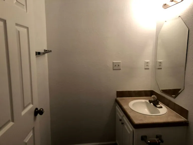146 Varsity Dr — Photo 10