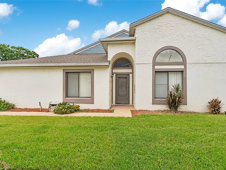 112 Lakepointe Cir — Photo 3