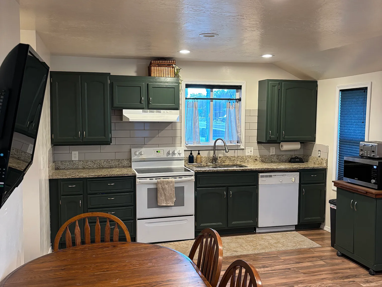2 bed, 1170 sqft, $2,500 — Photo 2