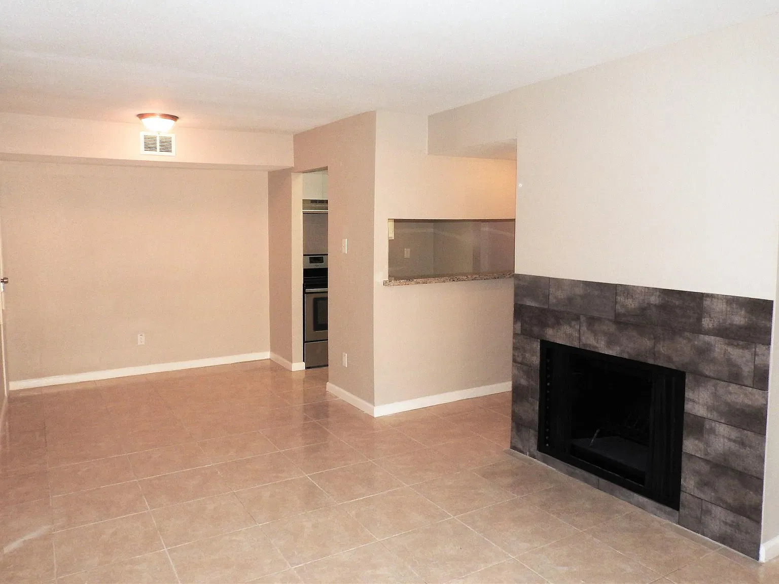3 bed, 2.0 bath, 1052 sqft, $1,350 — Photo 4