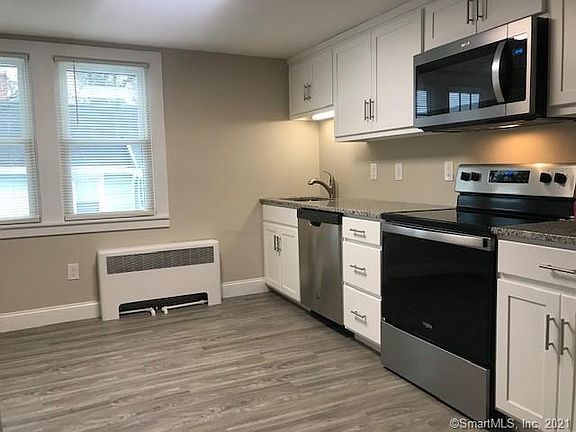 3rd image of 798 Old Main St #3