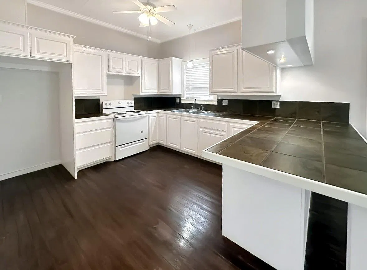 2 bed, 1.0 bath, 1110 sqft, $1,300 — Photo 4