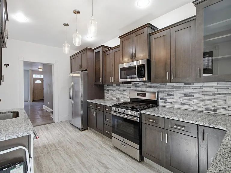 339 E Chestnut St — Photo 11