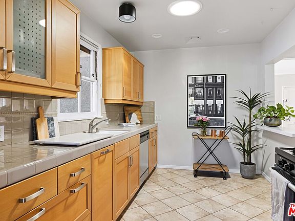 5th image of 16907 Bassett St