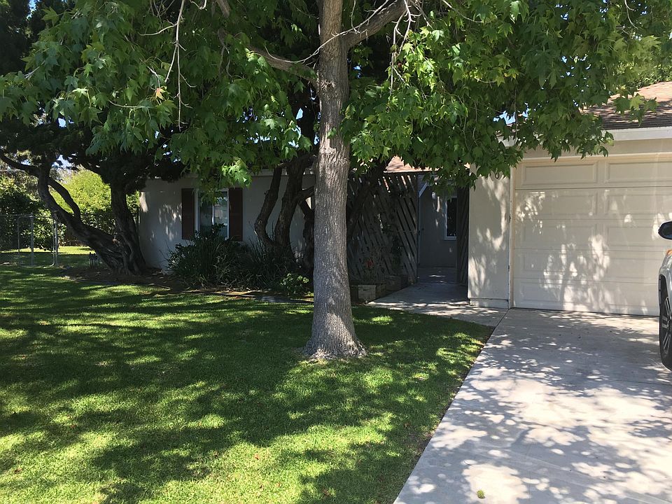 1st image of 910 W 20th St