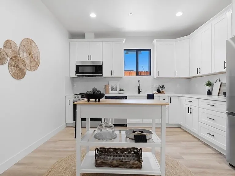 4421 Phelan Ave — Photo 26