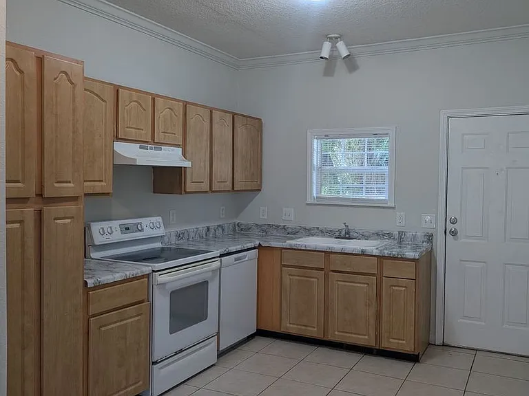114 Cedar St — Photo 7
