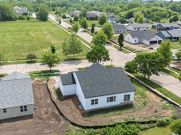 4th image of 504 Village Ln