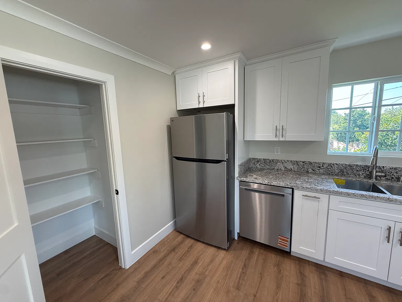 2 bed, 1000 sqft, $3,195 — Photo 2