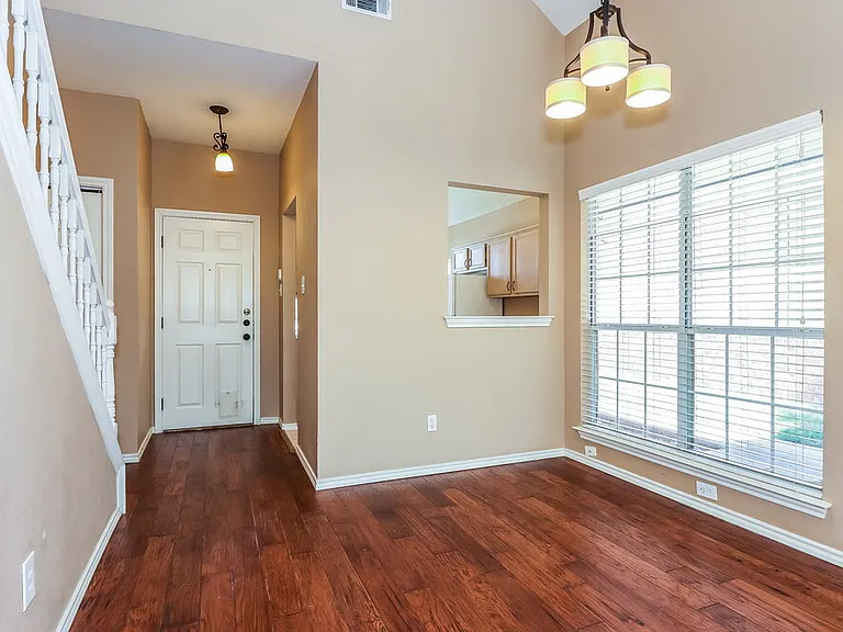 941 Azalia Dr — Photo 2