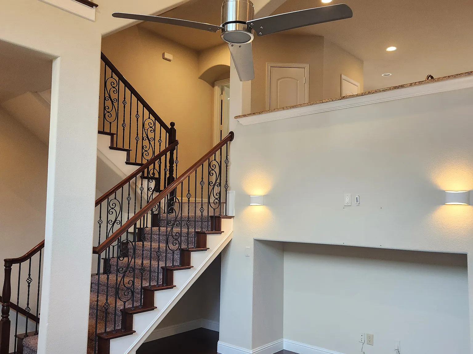 3 bed, 2.5 bath, 2020 sqft, $2,899 — Photo 4
