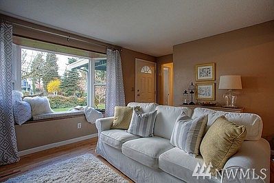 5th image of 3527 Tahoma Pl W