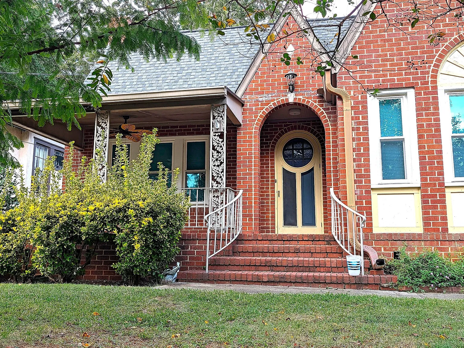 3 bed, 1.0 bath, 1840 sqft, $2,000 — Photo 2