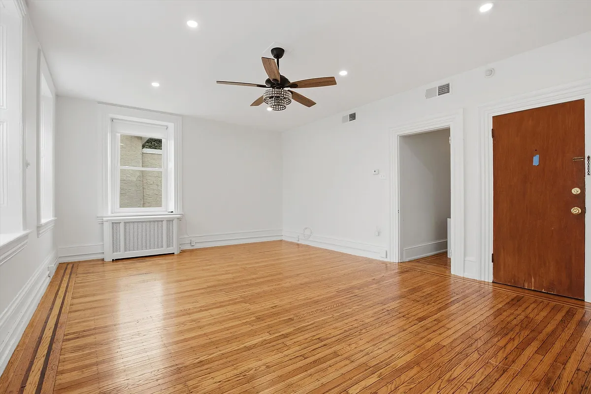 Living Room - 420 Lyceum Ave #2