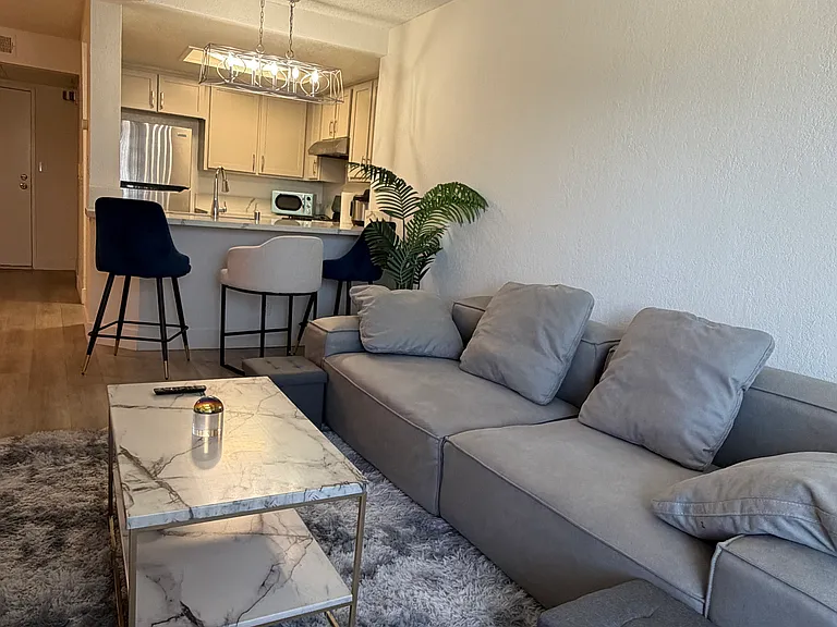 234 S Kenmore Ave #212 — Photo 2
