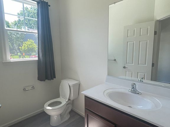 5th image of 269 Thompson Ave