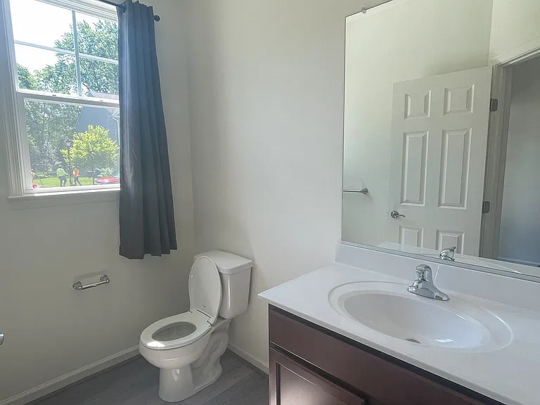 215 Thompson Ave — Photo 6