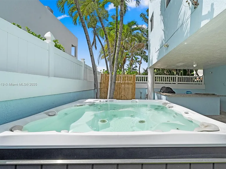 311 N Surf Rd — Photo 31