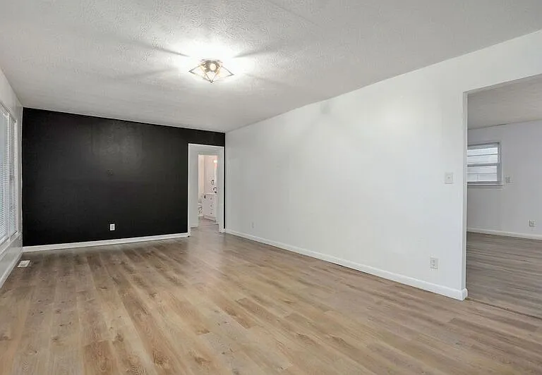 906 N Belview Ave — Photo 4