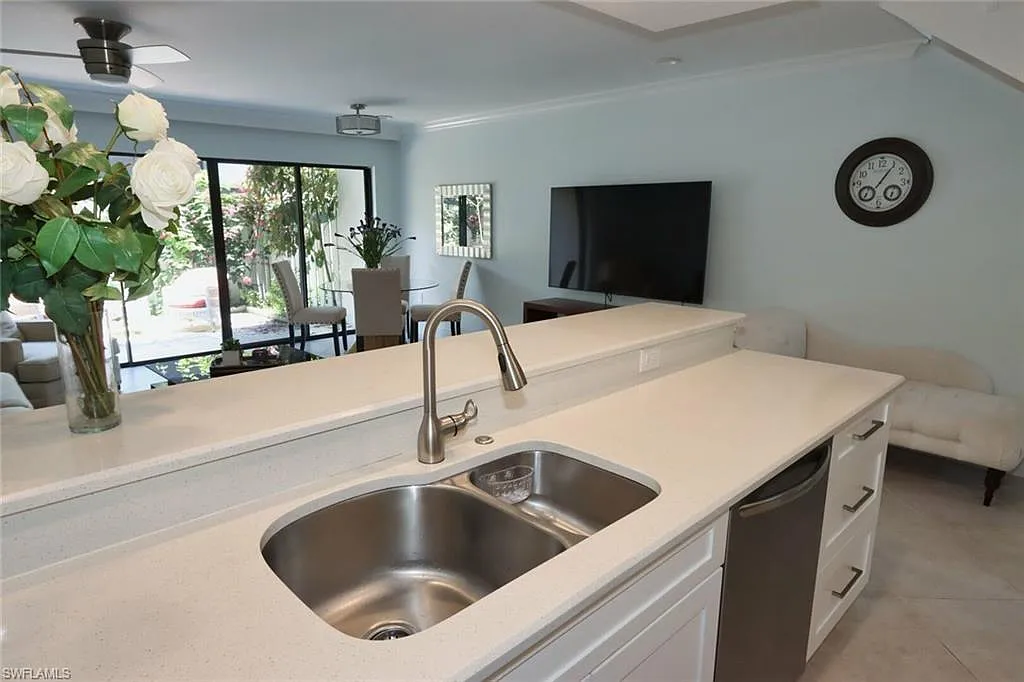 2 bed, 2.0 bath, 1450 sqft, $5,900 — Photo 4
