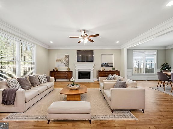 2nd image of 1864 La Mesa Ln