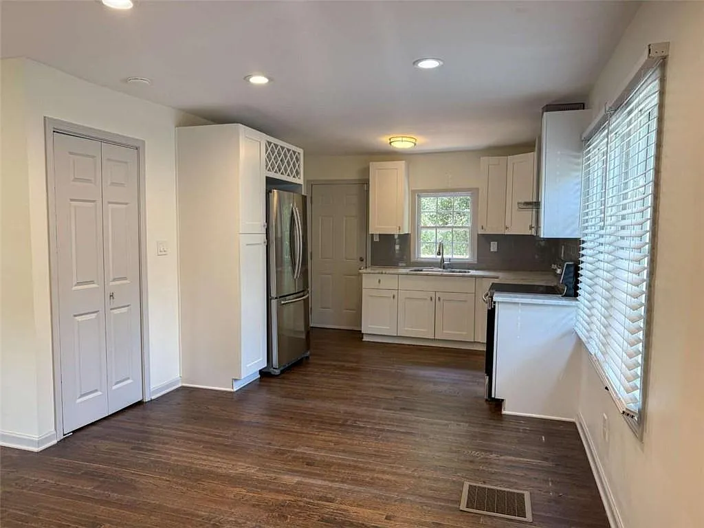 3 bed, 2.0 bath, 975 sqft, $1,950 — Photo 2