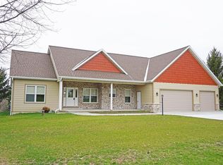 N819 Oak Ridge Dr, Oconomowoc, WI 53066