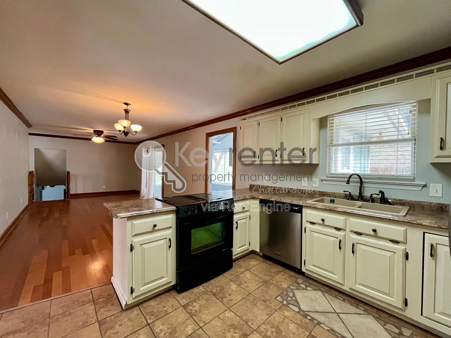 4 bed, 3.0 bath, 2800 sqft, $2,350 — Photo 3