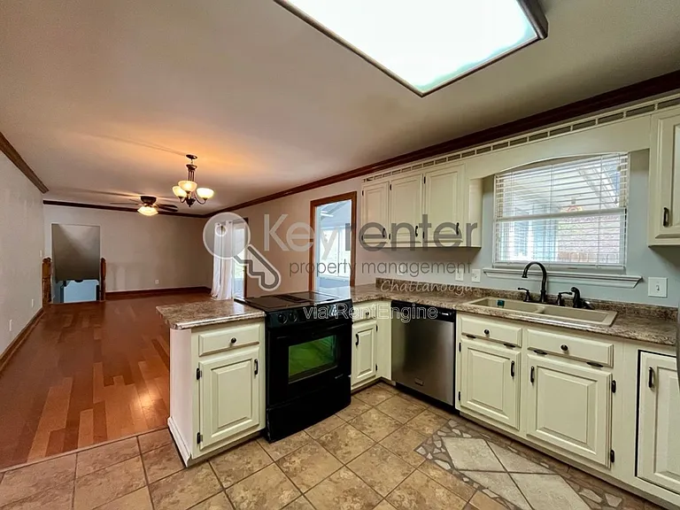 4704 Privateer Rd — Photo 3