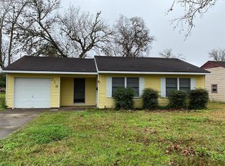 319 Acacia St, Lake Jackson, TX 77566