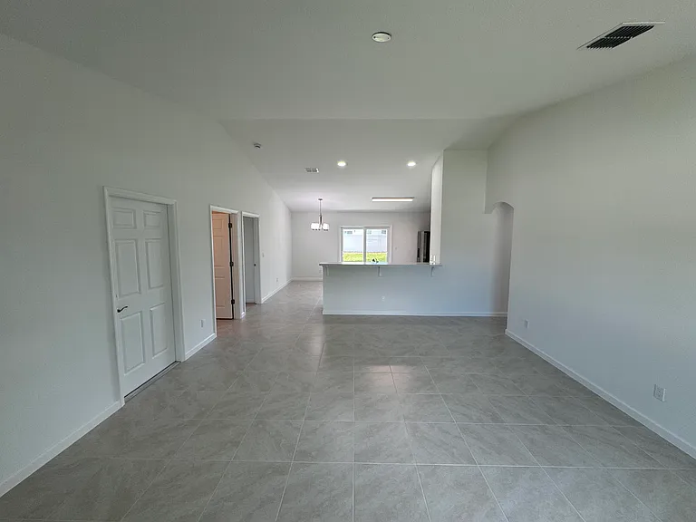 532 SW Buswell Ave — Photo 3