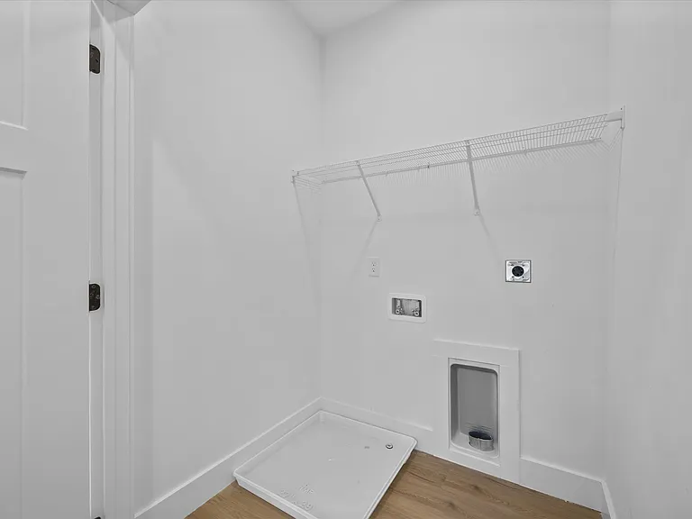 2416 E Glenwood Ave NE — Photo 10