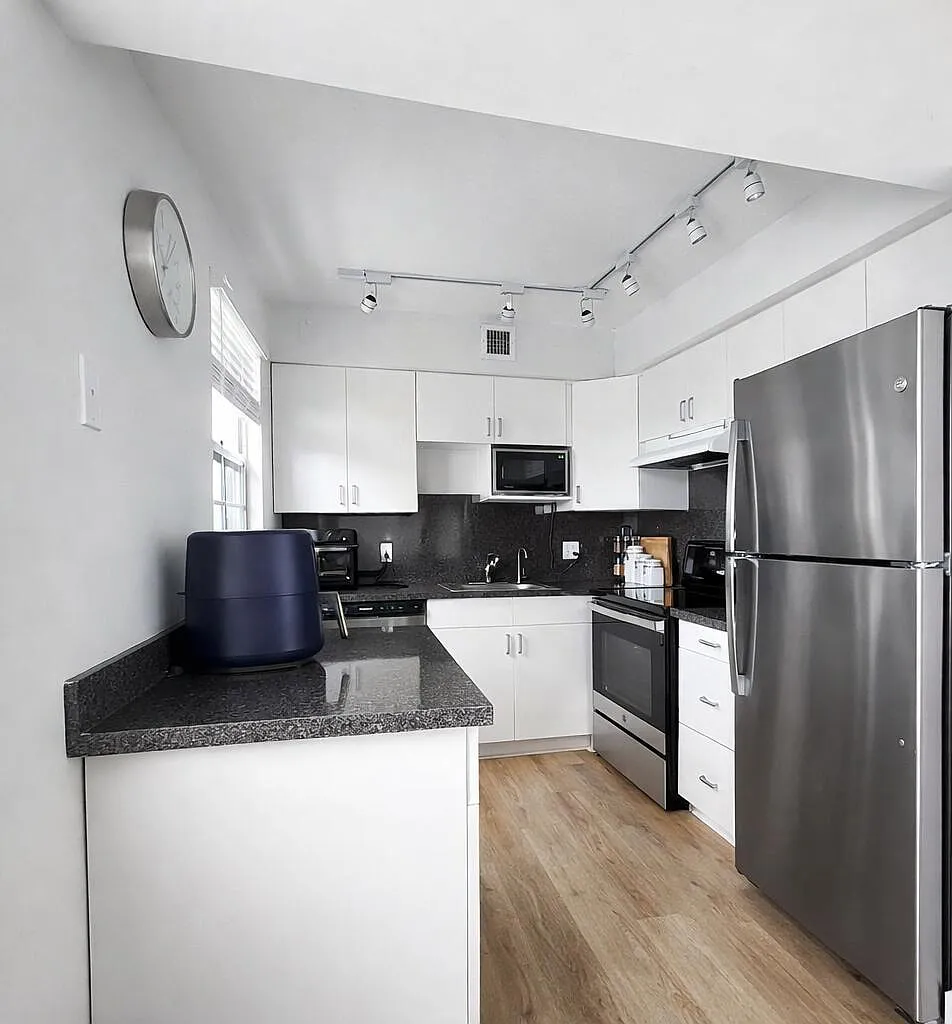 2 bed, 1.5 bath, 820 sqft, $1,750 — Photo 2