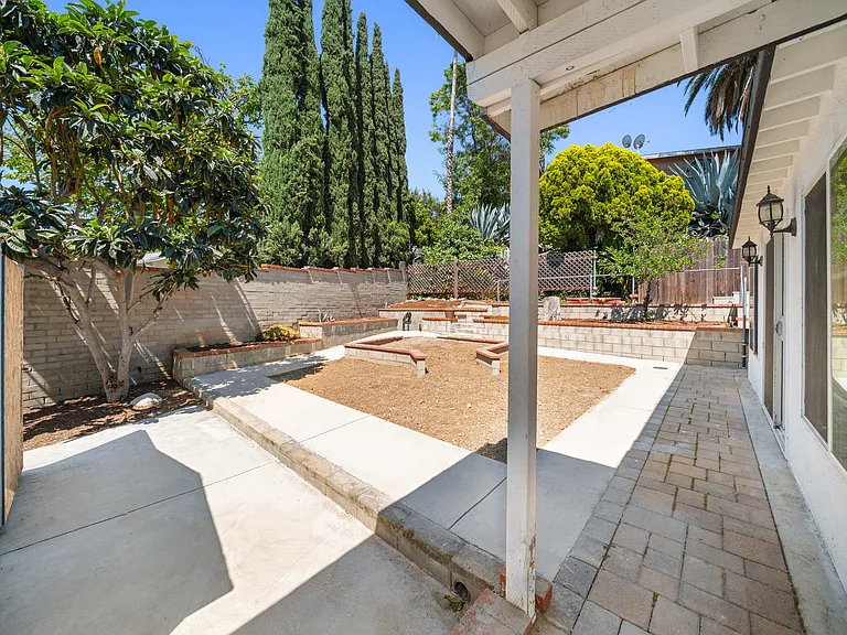 2035 Las Colinas Ave — Photo 5