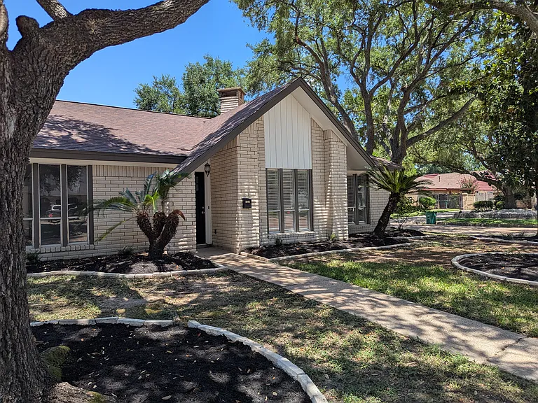 6102 Hummingbird St — Photo 2