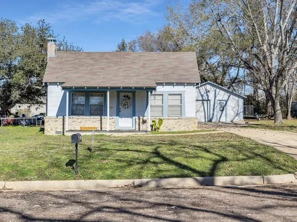 303 E Paschal St, Troup, TX 75789