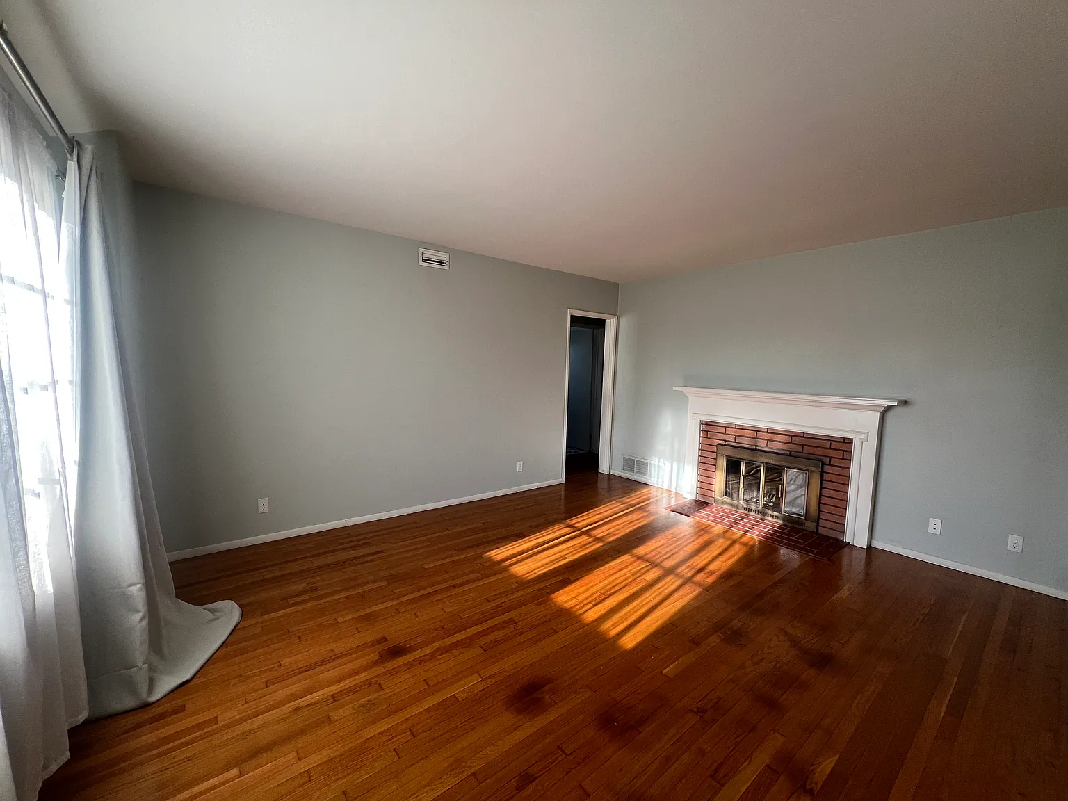3 bed, 1404 sqft, $3,900 — Photo 3