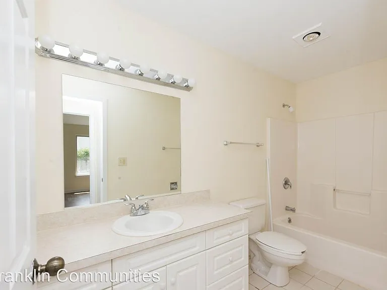 Rosewood Condominiums — Photo 10