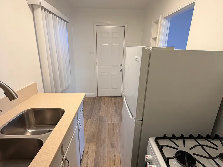 Sunset Park Apartments — Photo 25