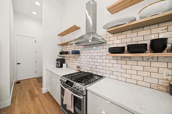 716 Village Ct — Photo 22