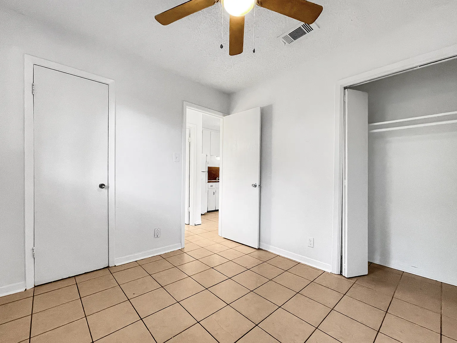 1 bed, 550 sqft, $1,050 — Photo 4