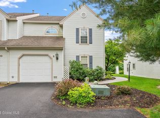 8 Highpointe Dr, Troy, NY 12182