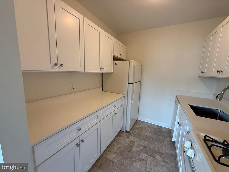 2754 Hollywood Rd #304 — Photo 6
