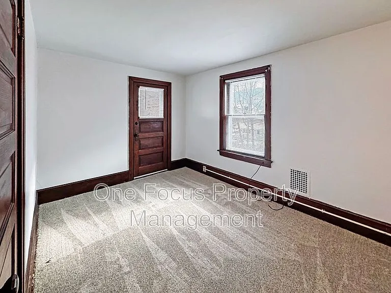 325 Percy St — Photo 7