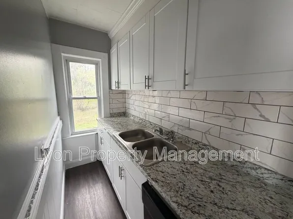 428 9th Ave Floor 2, Woonsocket, RI 02895