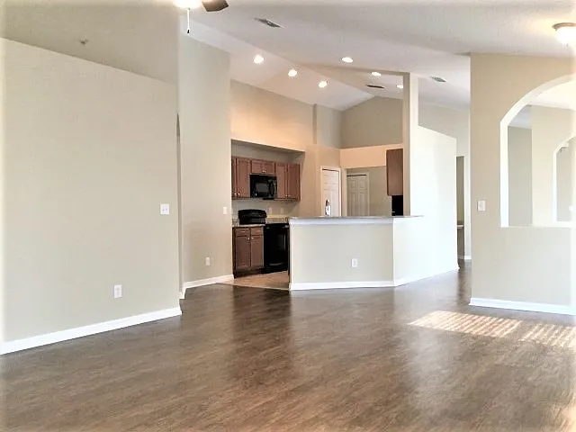 4 bed, 2.0 bath, 2164 sqft, $2,500 — Photo 4