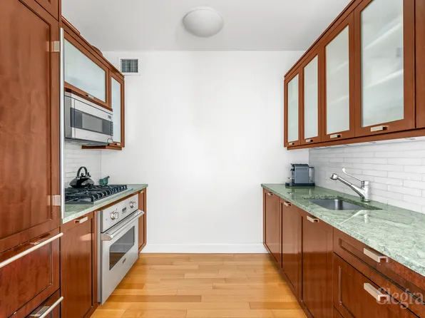 80 Riverside Boulevard image 4 of 17