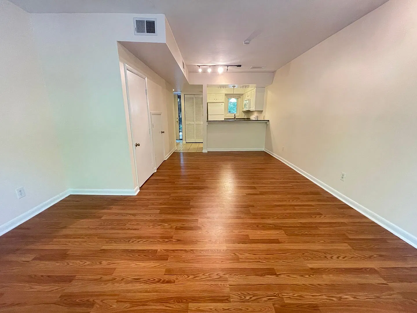 Walk to Campus from Chancellor Square! Updated 2br 2ba townhome-style condo just minutes to UNC! — Photo 3
