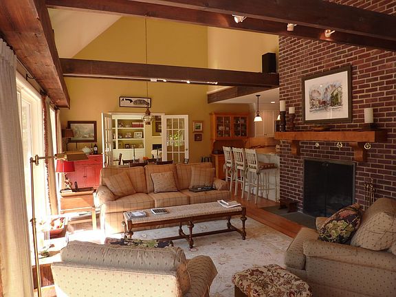 Bright and Comfortable Great Room